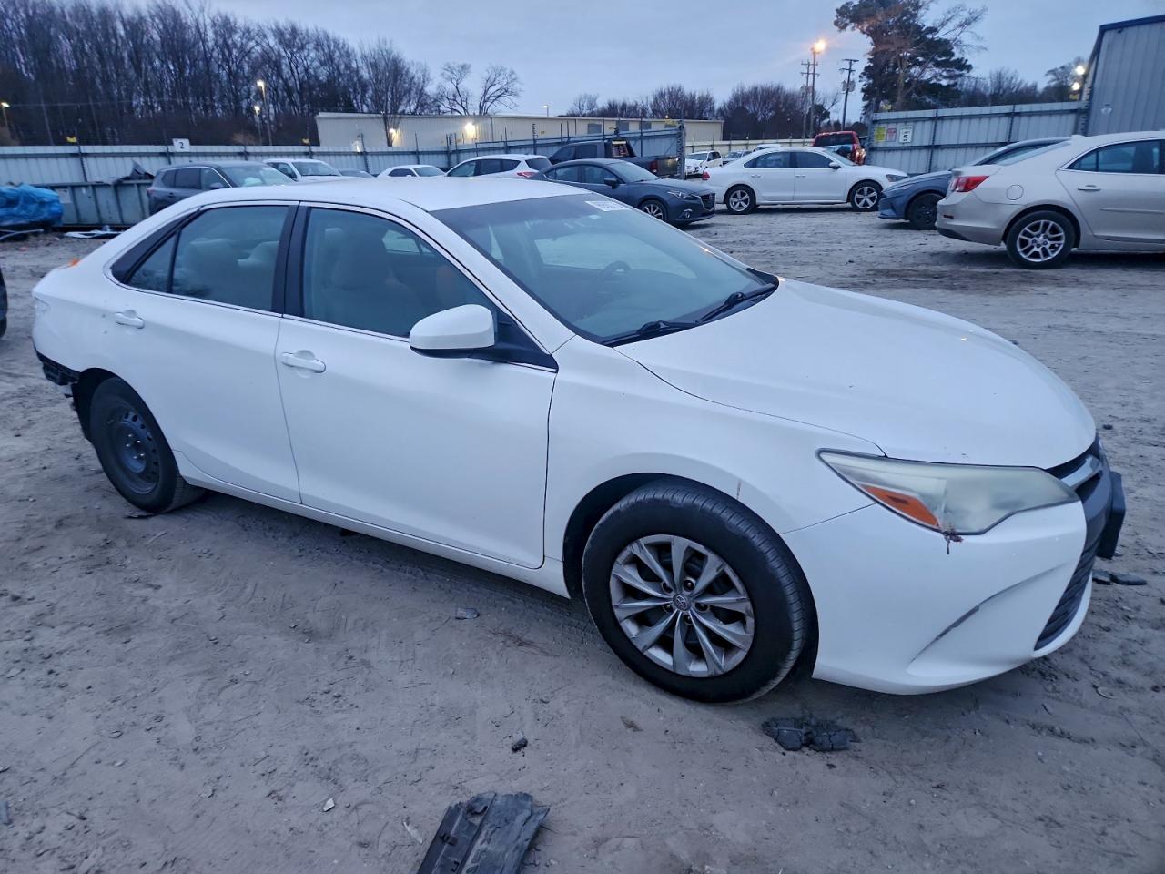 Toyota Camry Le Image 7