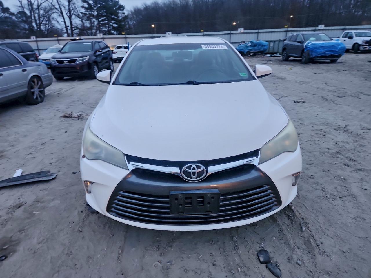 Toyota Camry Le Image 3