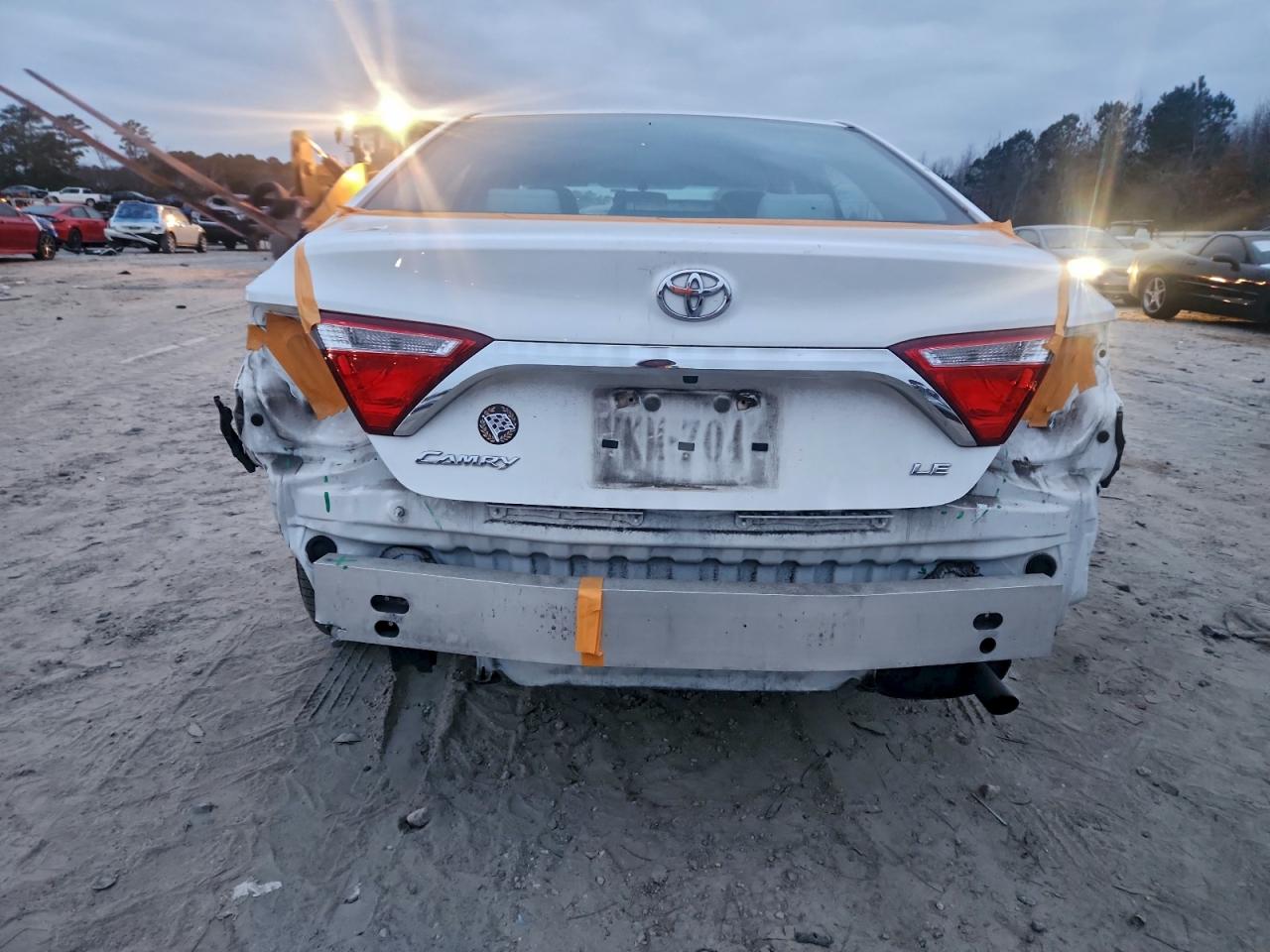 Toyota Camry Le Image 4