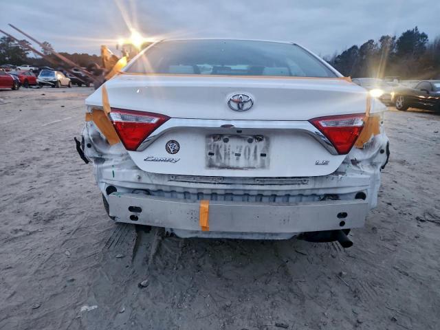 Toyota Camry Le Image 4