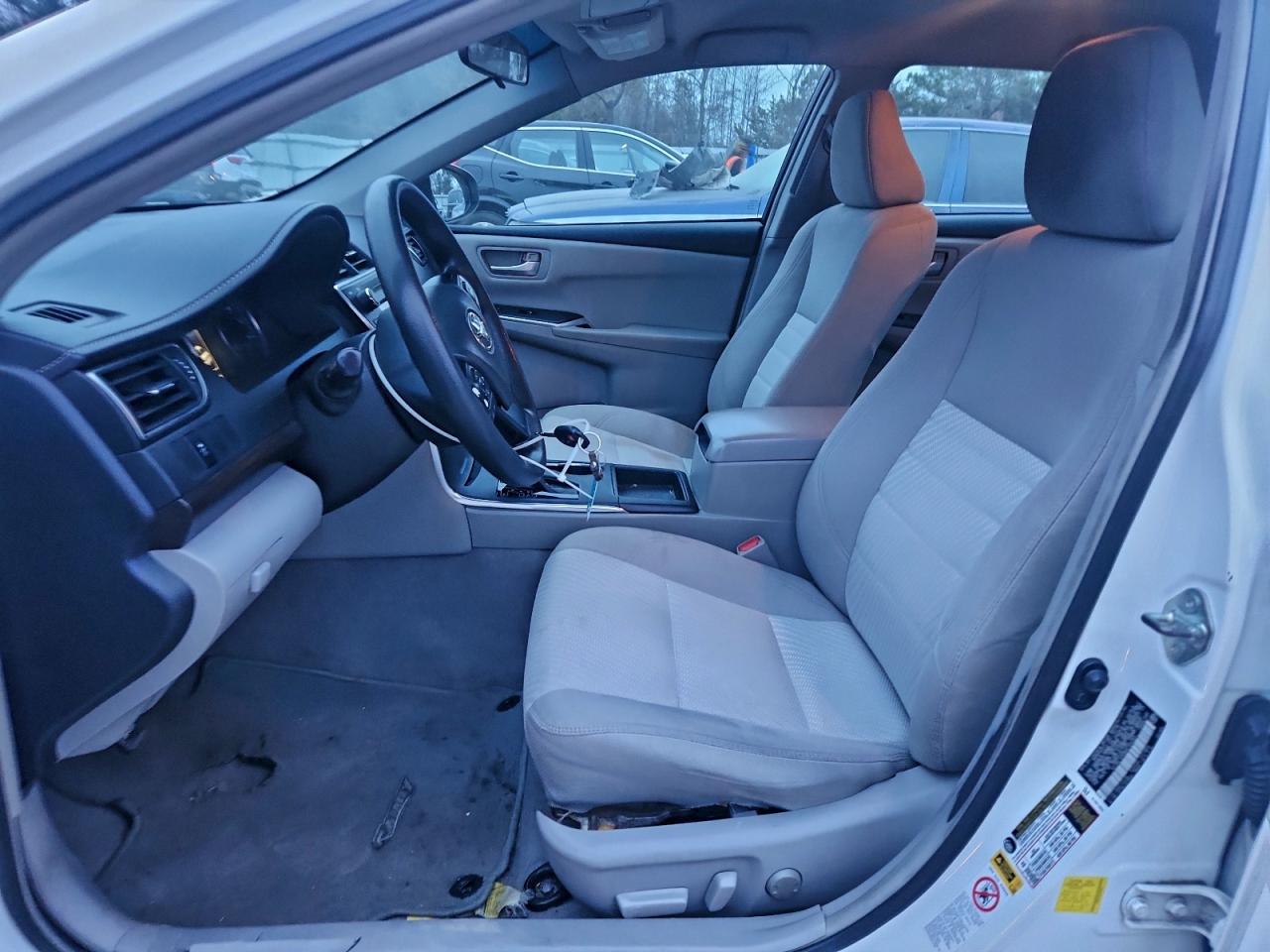 Toyota Camry Le Image 6