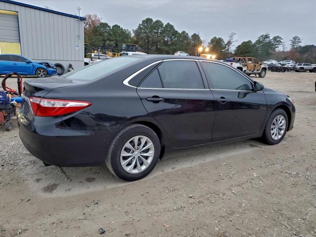 Toyota Camry Le Image 6