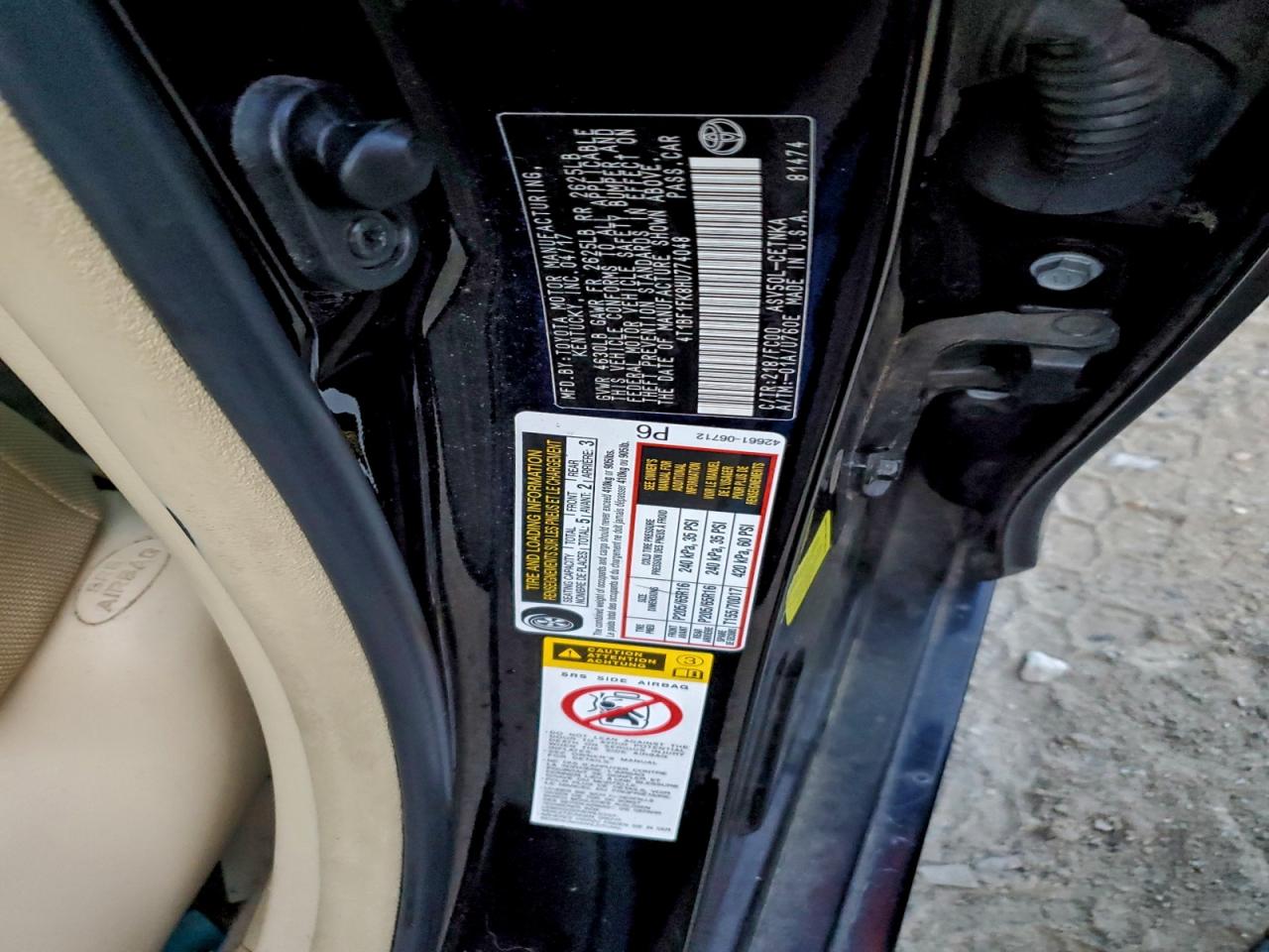 Toyota Camry Le Image 9