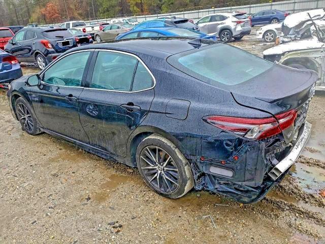 Toyota Camry Se Image 8