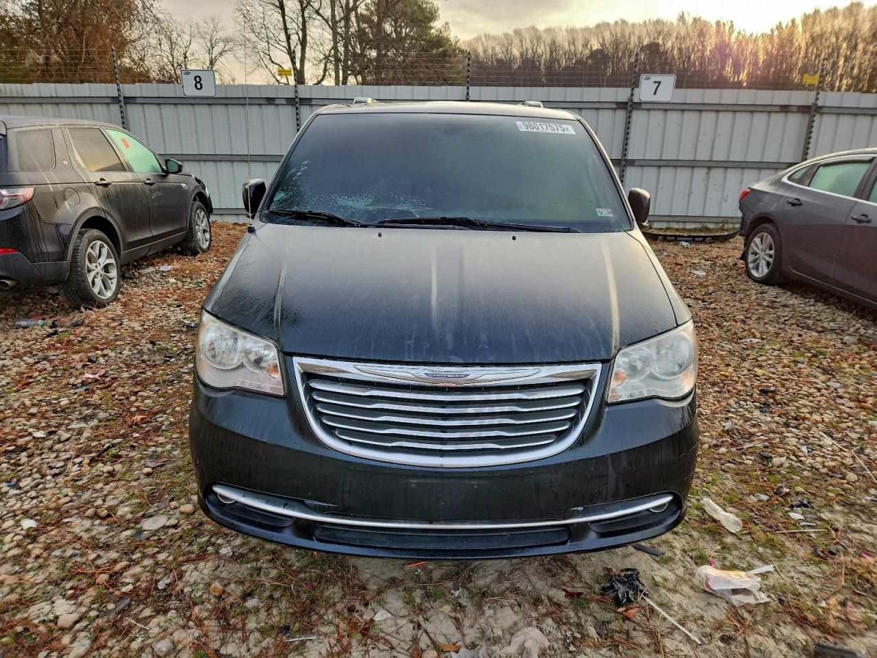 Chrysler Minivan Touring Image 11
