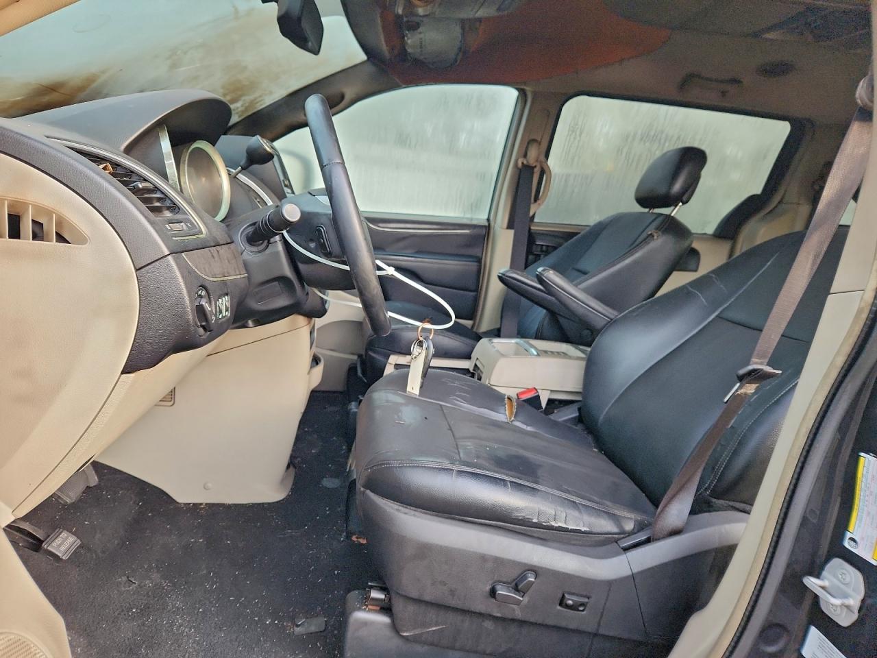 Chrysler Minivan Touring Image 8