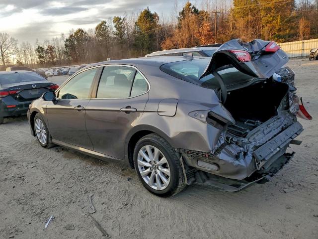 Toyota Camry Le Image 4