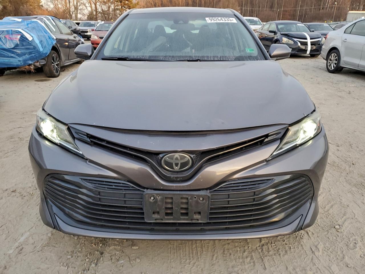 Toyota Camry Le Image 7
