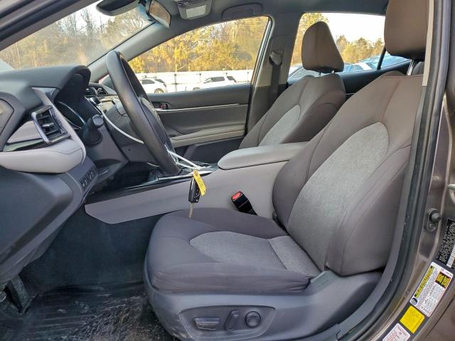 Toyota Camry Le Image 3