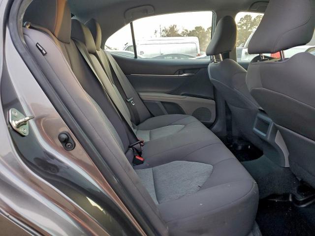 Toyota Camry Le Image 12