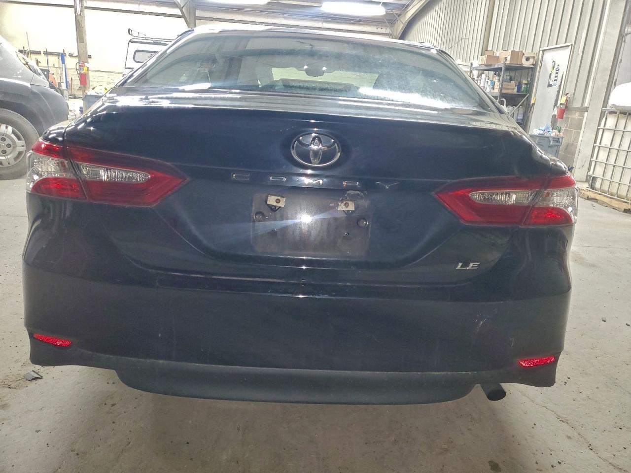 Toyota Camry L Image 8