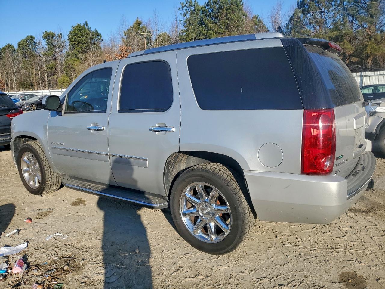 GMC Yukon Denali Image 3