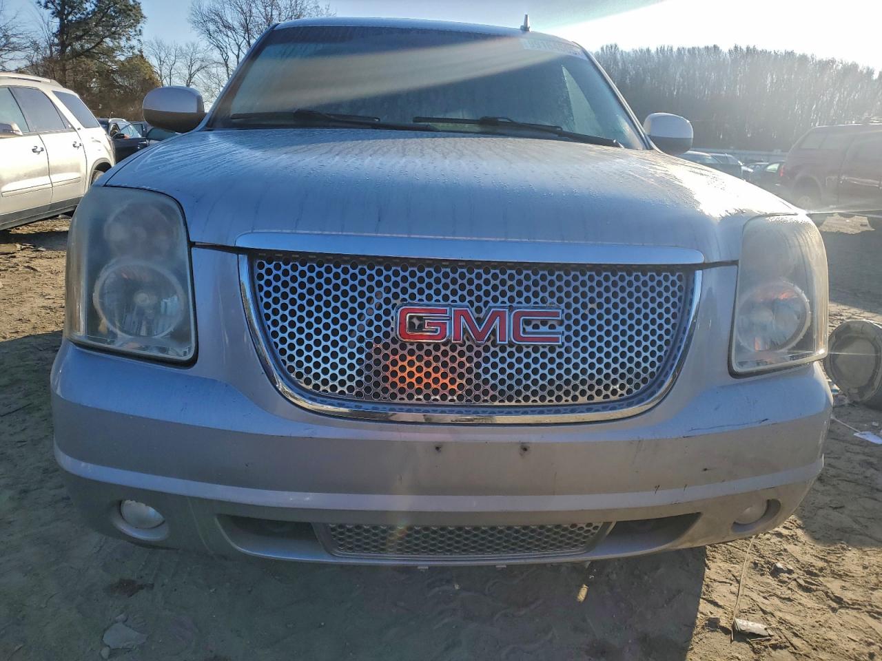 GMC Yukon Denali Image 2