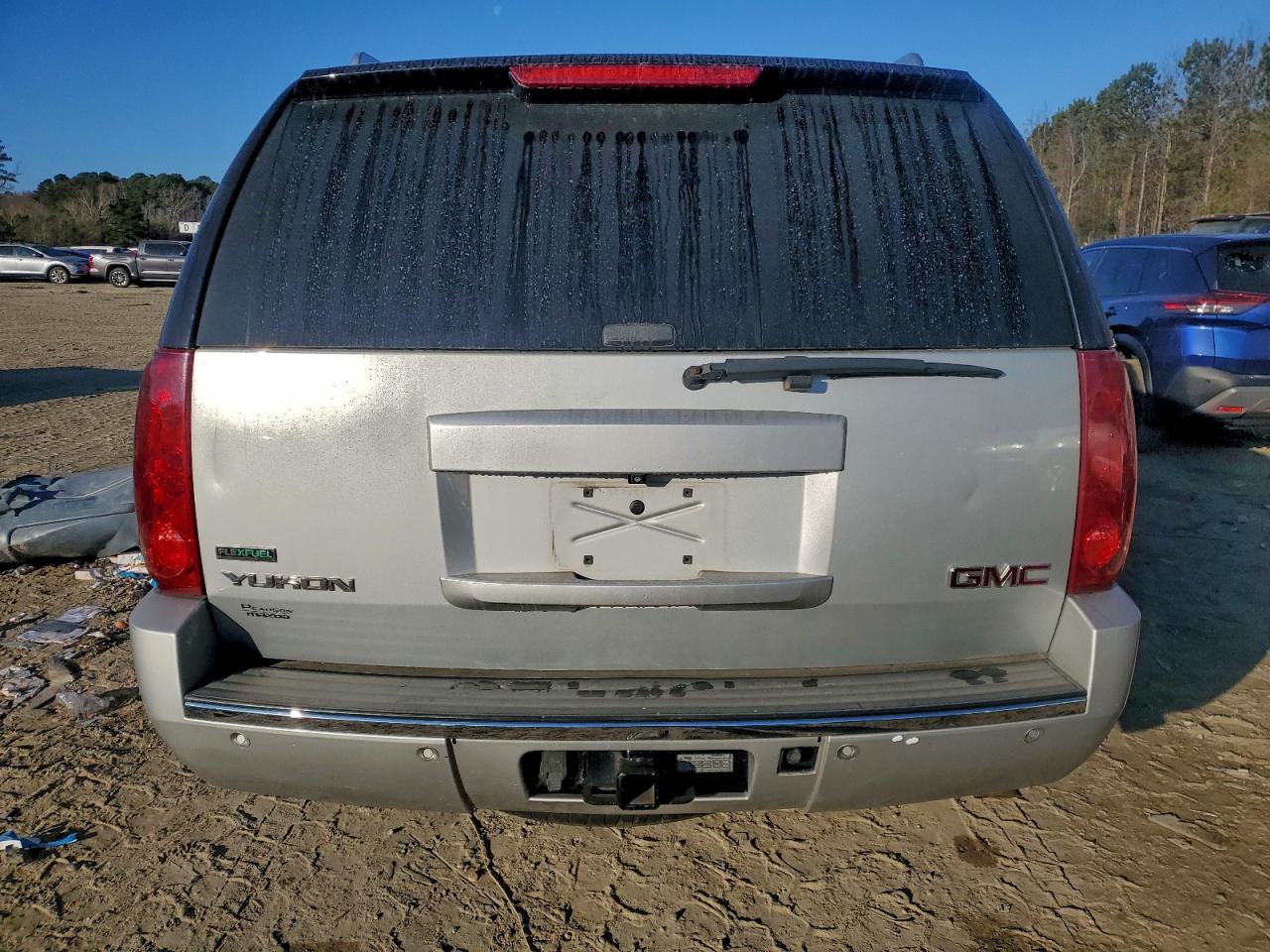 GMC Yukon Denali Image 4