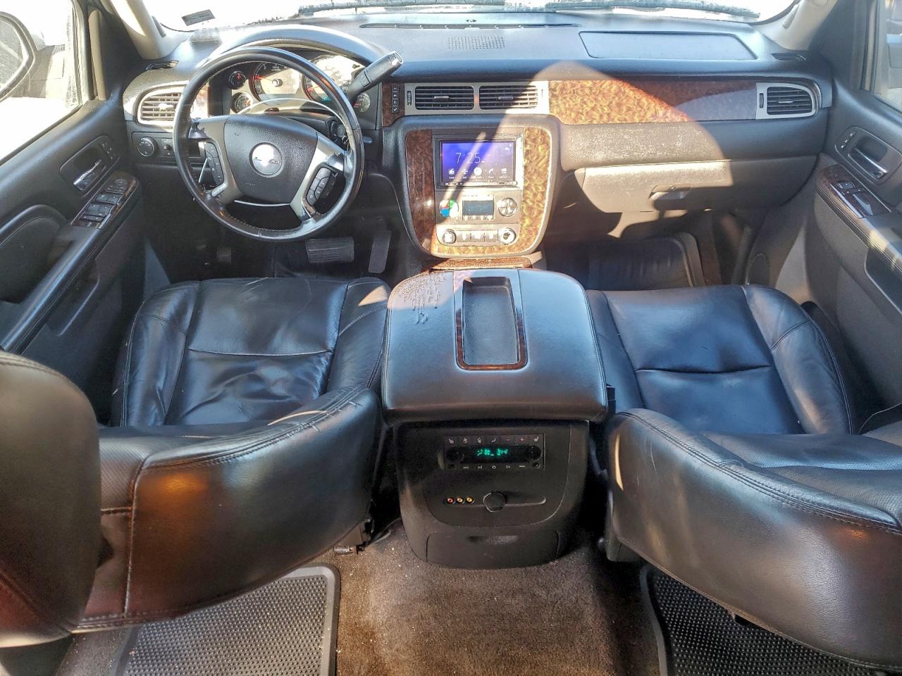 GMC Yukon Denali Image 9