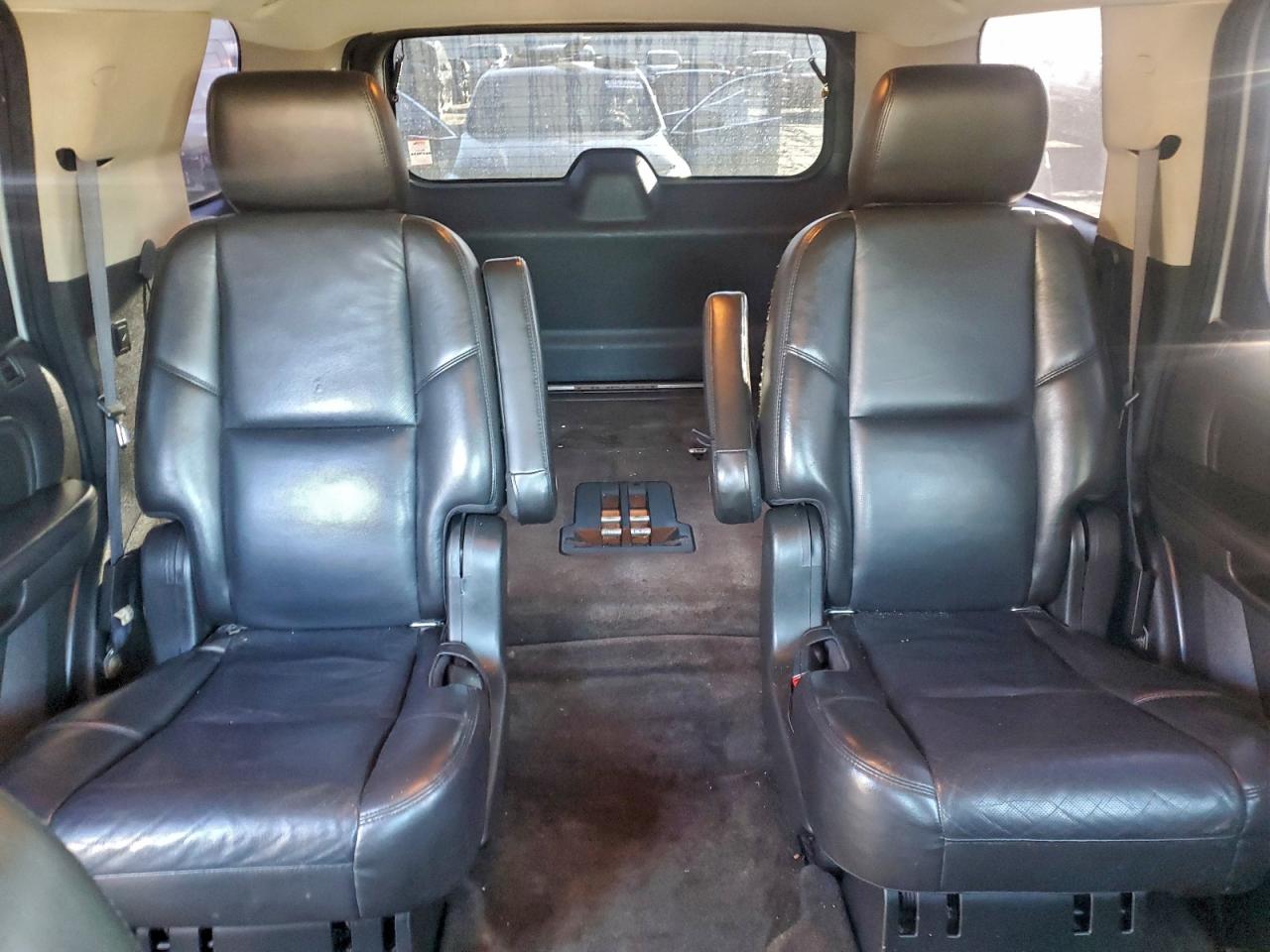 GMC Yukon Denali Image 5