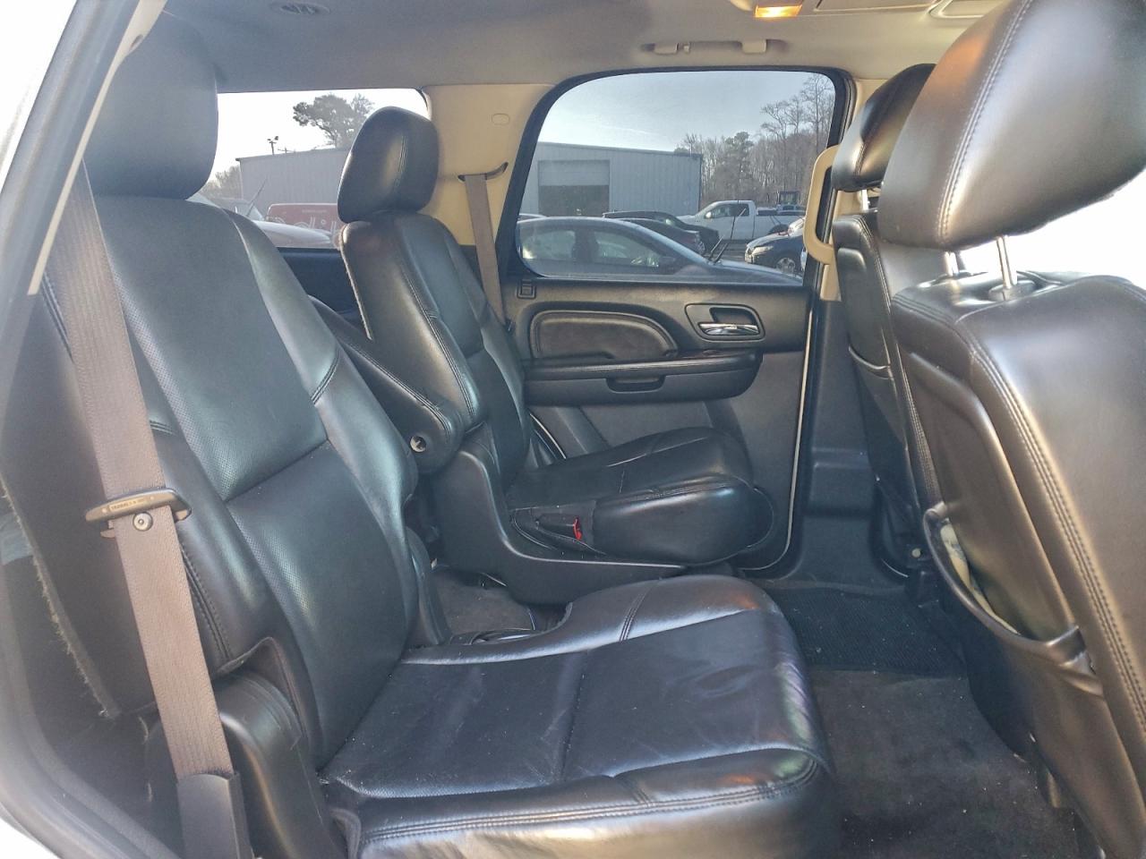 GMC Yukon Denali Image 11