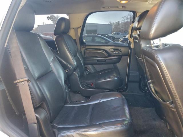 GMC Yukon Denali Image 11