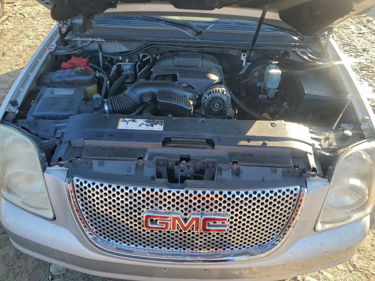 GMC Yukon Denali Image 8