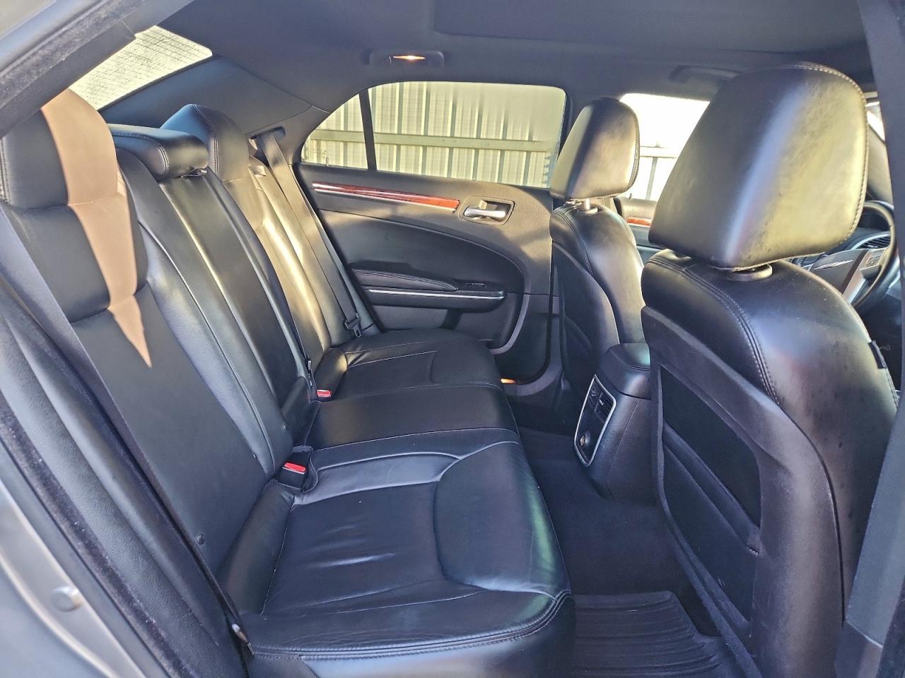 Chrysler 300 Image 2