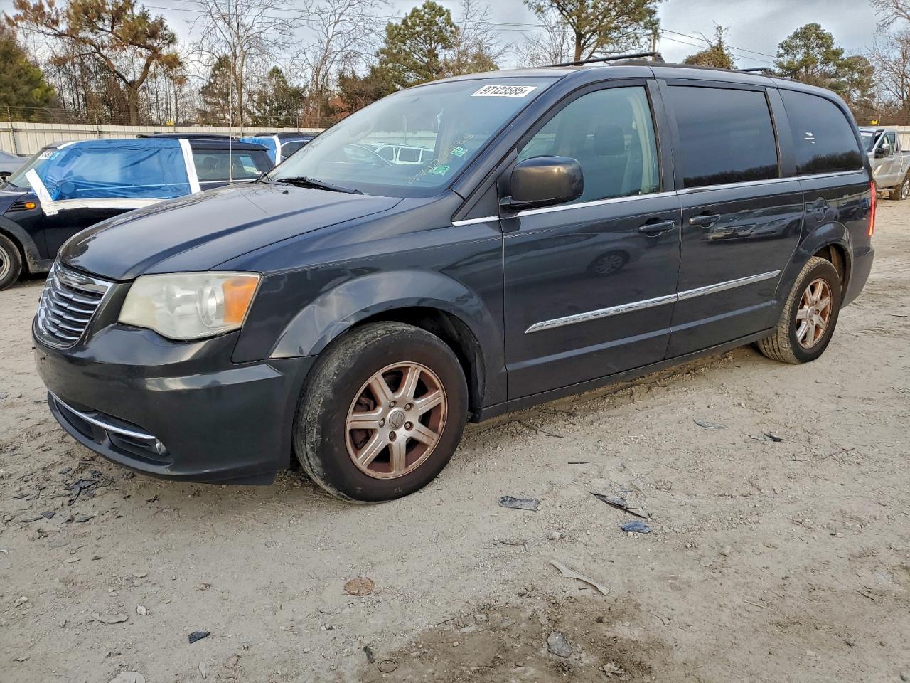 Chrysler Minivan Touring Image 1