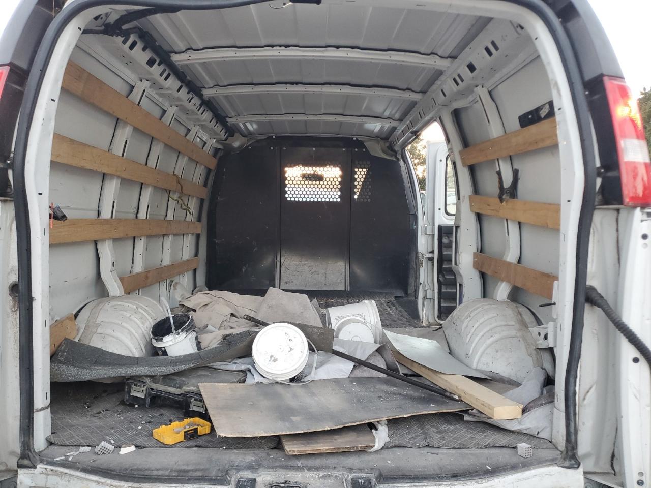 GMC Savana G2500 Image 10